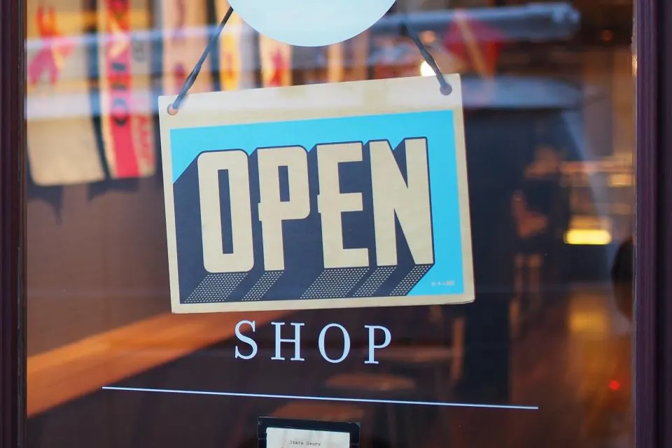 가게 문에 걸린 OPEN 안내판